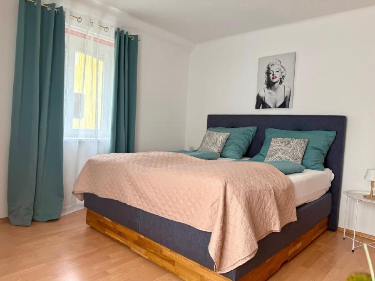 Schlafzimmer im Apartment D01 mit Terrasse
