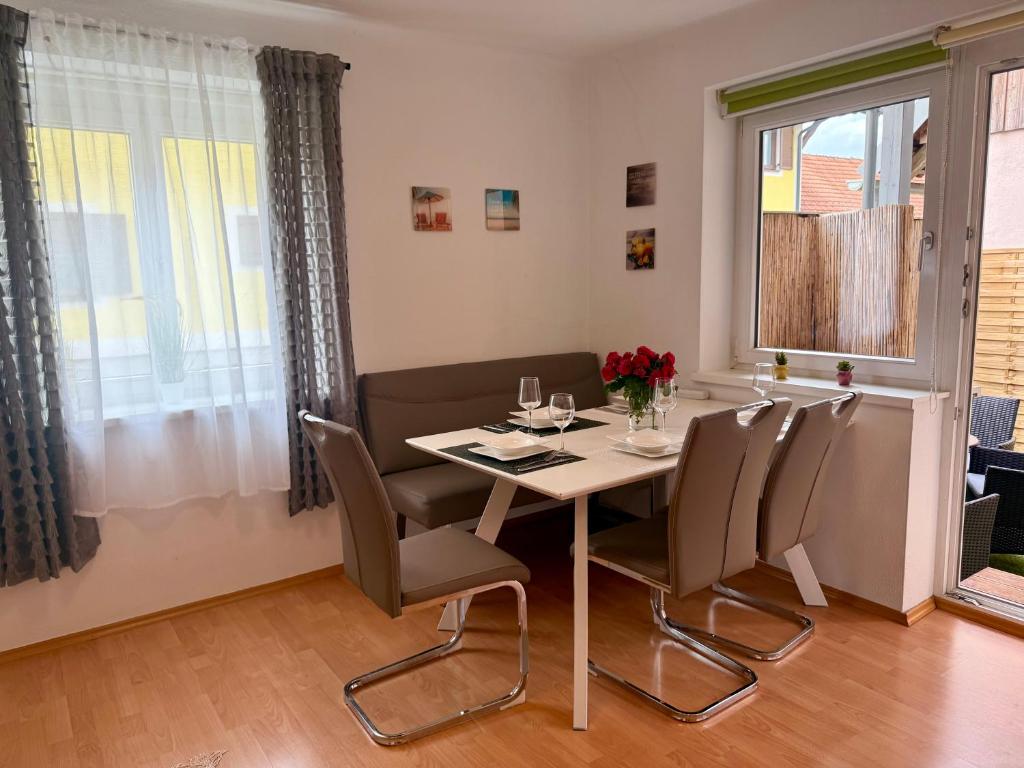 Essbereich mit Fenster Apartment D01