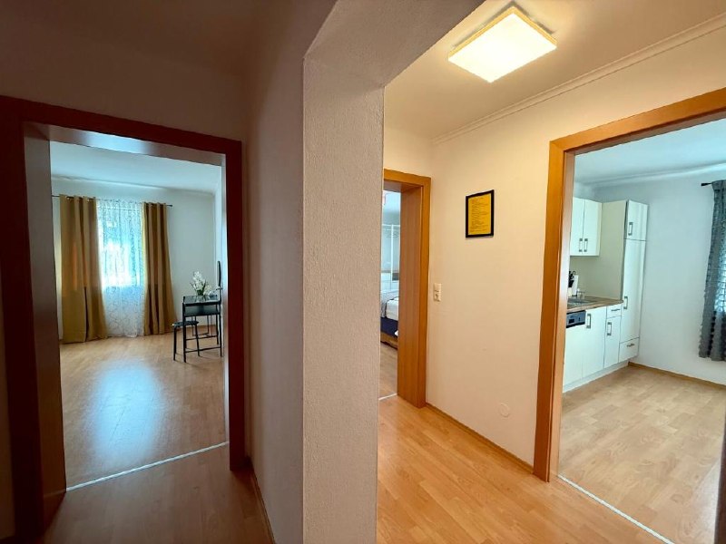 Flur mit Zimmern und Kueche Apartment D01