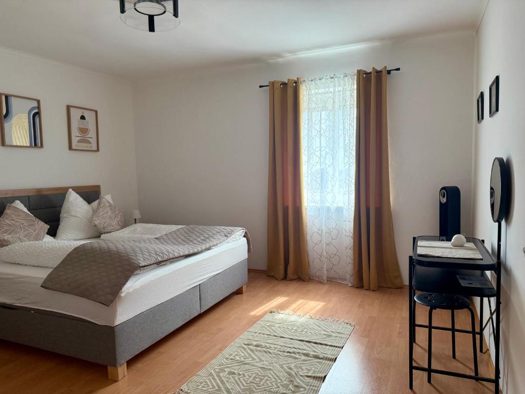 Schlafzimmer mit Schreibtisch Apartment D01