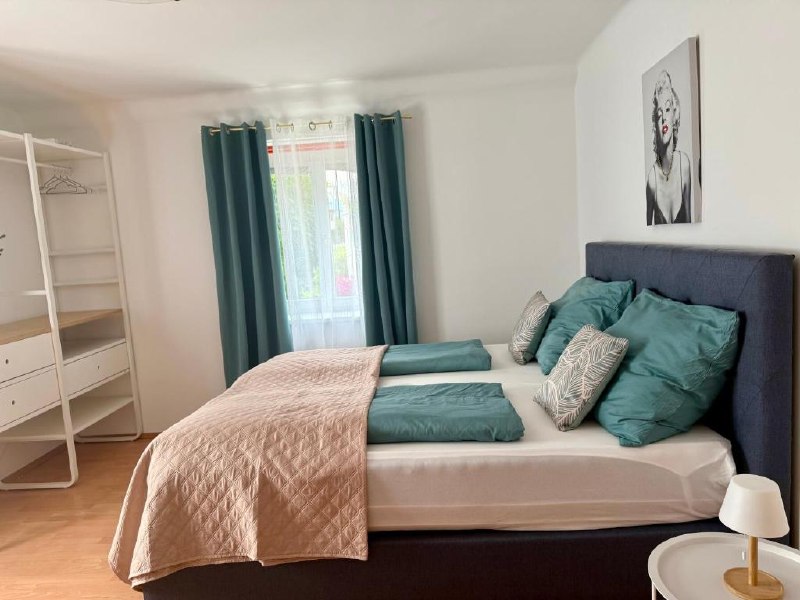 Schlafzimmer mit tuerkisen Akzenten Apartment D01