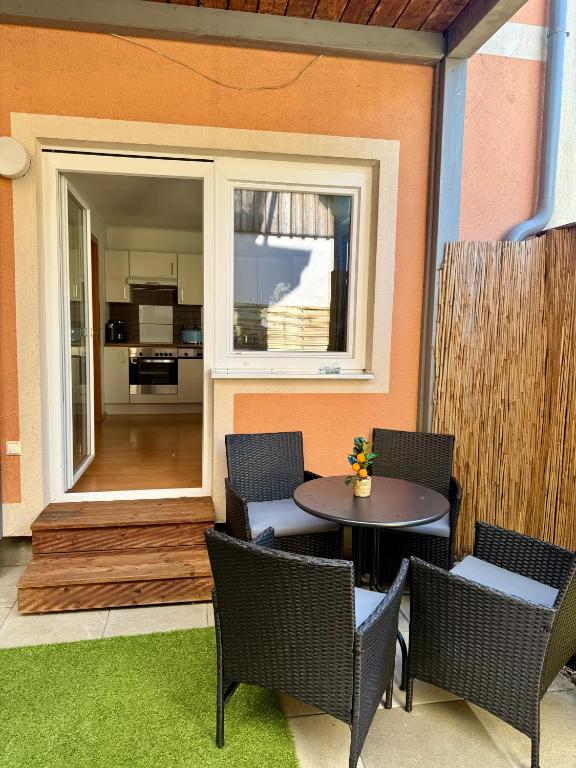 Terrasse und Eingang Apartment D01